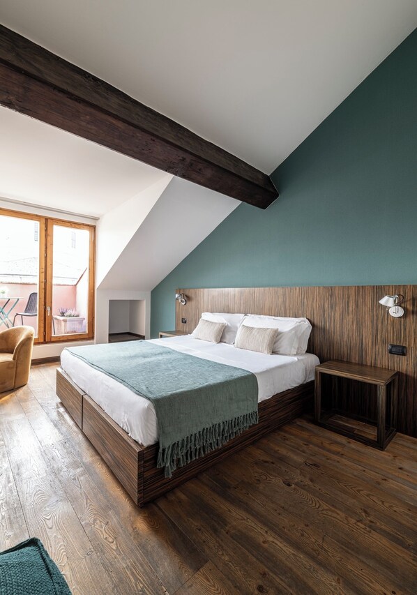 Chambre Confort, 1 grand lit, salle de bain privée, vue sur la ville | Bureau, espace de travail pour ordinateurs portables