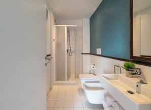 Deluxe Room, 1 Queen Bed, Private Bathroom, City View | Bathroom | Shower, hair dryer, towels, soap - Suite in Colonne San Lorenzo Milano (Milan)