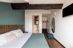 Comfort Room, 1 Queen Bed, Private Bathroom, City View | Desk, laptop workspace, iron/ironing board, free WiFi - Suite in Colonne San Lorenzo Milano (Milan)