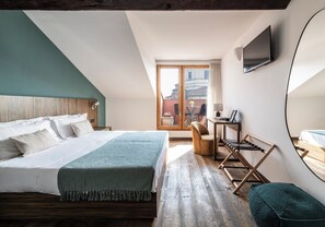 Chambre Deluxe, 1 grand lit, salle de bain privée, vue sur la ville | Bureau, espace de travail pour ordinateurs portables