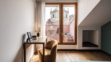 Habitación Confort, 1 cama Queen size, baño privado, vista a la ciudad | Escritorio y espacio para trabajar con laptop
