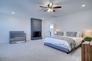 5 chambres, bureau, fer et planche à repasser, lit parapluie