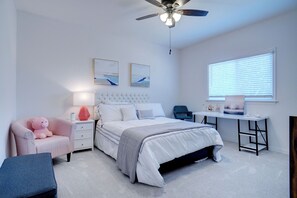 5 soverom, skrivebord, strykejern/-brett og reiseseng for barn