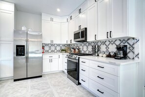 Réfrigérateur, micro-ondes, four, plaque de cuisson