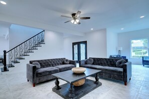 TV connectée, cheminée, jeux vidéo, lecteur de DVD