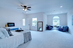 5 habitaciones, escritorio y tabla de planchar con plancha 