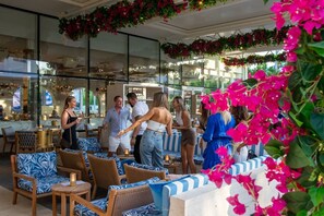 Outdoor dining - Exclusive Two-Bedroom Apartment (Grand Cayman)