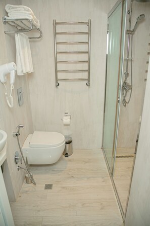Shower, hair dryer, slippers, towels - Qarabag Hotel (Shusha)