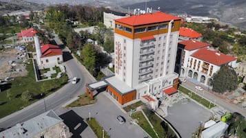 Vista frontal de la propiedad