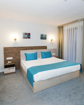 Deluxe-herbergi með tvíbreiðu rúmi - svalir - borgarsýn | Öryggishólf í herbergi, vinnuaðstaða fyrir fartölvur