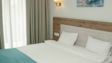 Kamar Double Deluks, balkon, pemandangan kota | Brankas, ruang kerja ramah laptop, dan setrika/meja setrika