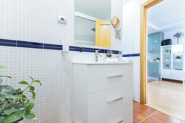 Dusche, Haartrockner, Handtücher