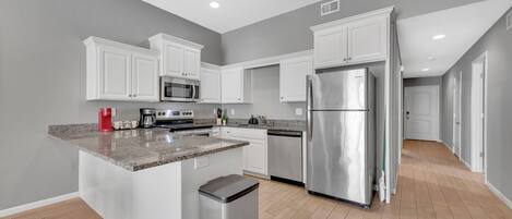 Kjøleskap, mikrobølgeovn, ovn og kokeplater