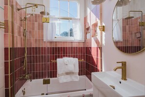 Haartrockner, Handtücher, Seife, Toilettenpapier