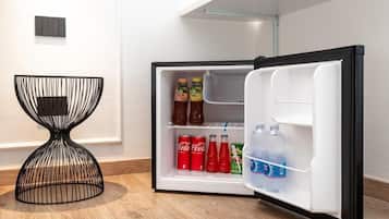 Minibar, escritorio, cortinas blackout y insonorización