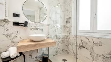 Superior Double Room, Private Bathroom, City View | Bilik Mandi | Pengering rambut, tuala disediakan, sabun, syampu