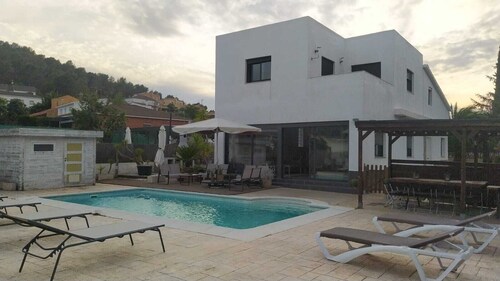Villa Franz Complete house, near Sitges, with swimming pool and guest house