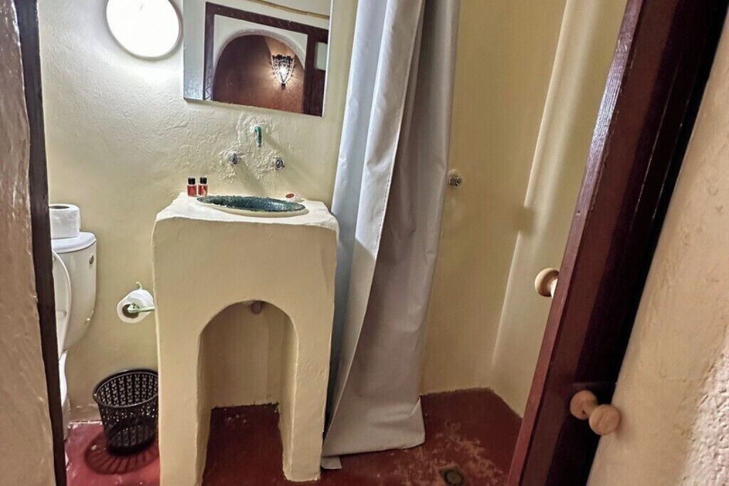 Doccia, asciugamani, sapone, carta igienica