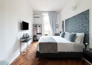 Quarto casal superior, 2 camas Queen, para não fumantes | Escrivaninha, ferros/tábuas de passar roupa, Wi-Fi de cortesia