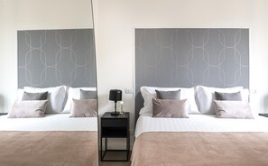 Habitación doble Deluxe, 1 cama Queen size, para no fumadores | Escritorio, tabla de planchar con plancha y wifi gratis 