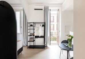 Chambre Deluxe double, 1 grand lit, non-fumeur | Bureau, fer et planche à repasser, accès au Wi-Fi (inclus)