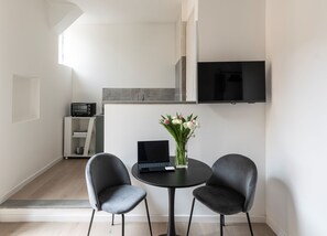 Deluxe Double Room, 1 Queen Bed, Non Smoking | Desk, iron/ironing board, free WiFi - Suite Porta Venezia (Milan)