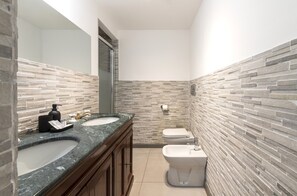 Habitación doble Deluxe, 1 cama Queen size, para no fumadores | Baño | Regadera, secadora de cabello, toallas, jabón 