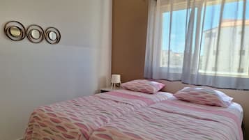 2 bedrooms, iron/ironing board, free WiFi, bed sheets