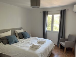 5 chambres, coffres-forts dans les chambres, fer et planche à repasser