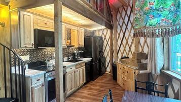 Køleskab, mikrobølgeovn, ovn, kogeplade