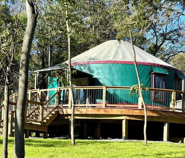 A yurt with a wooden deck and a covered entrance. - Granny Squirrel Yut in Shenandoah VA with WiFi, EV Charger, Hot Tub & Fireplace (Shenandoah)