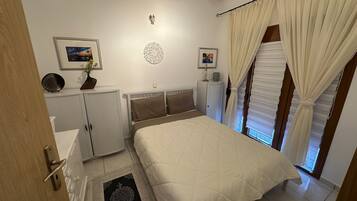 2 bedrooms, blackout drapes, soundproofing, free WiFi