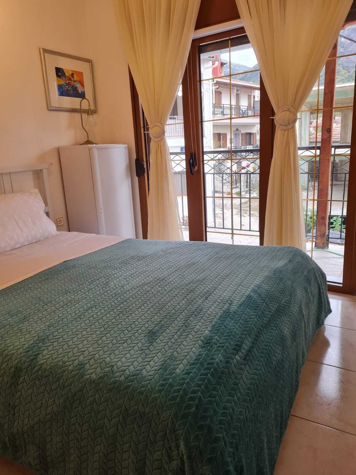 2 bedrooms, blackout drapes, soundproofing, free WiFi