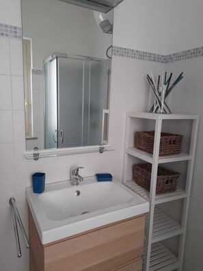 Ducha, secador de pelo, bidet, toallas
