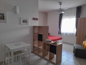 1 habitación, tabla de planchar con plancha, wifi y ropa de cama