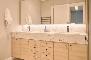Doccia, asciugacapelli, bidet, asciugamani