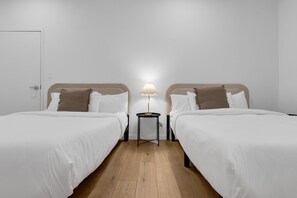 1 chambre, bureau, fer et planche à repasser, lit parapluie