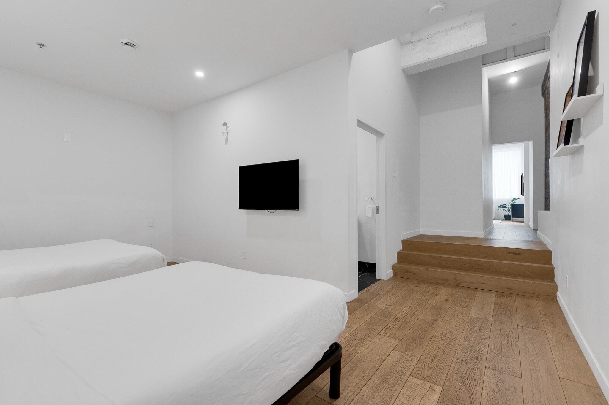 1 habitación, escritorio, tabla de planchar con plancha y cuna de viaje 