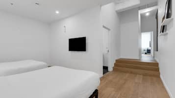 1 habitación, escritorio, tabla de planchar con plancha y cuna de viaje