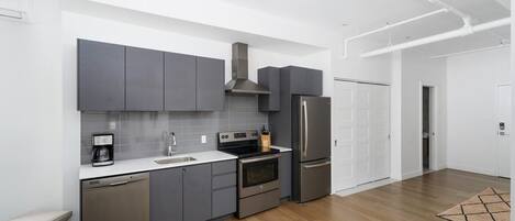 Frigorifero, microonde, forno, piano cottura