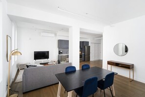 Unclassified image, 5 of 29, button