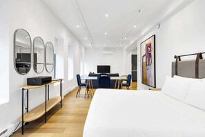 1 slaapkamer, een bureau, een strijkplank/strijkijzer, reisbedje