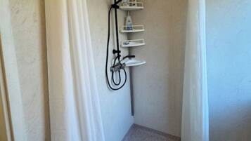 SĂšche-cheveux, serviettes fournies, savon, papier toilette