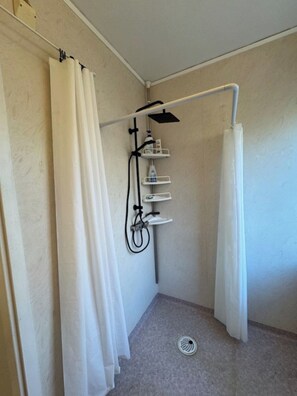 Secadora de cabello, toallas, jabón, papel de baño 