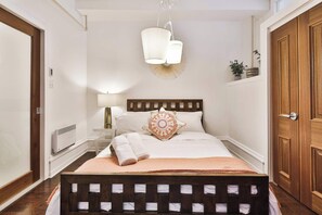 3 bedrooms, desk, iron/ironing board, travel crib