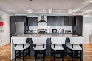 Een koelkast, een microgolfoven, een oven, een kookplaat