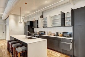 Fridge, microwave, oven, stovetop - Mercer|Penthouse 6Beds-3BA|12Guests|Old Mtl (Montréal)