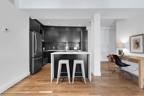 Réfrigérateur, four à micro-ondes, un four, surface de cuisson