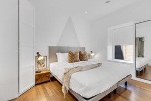 2 slaapkamers, een bureau, een strijkplank/strijkijzer, reisbedje