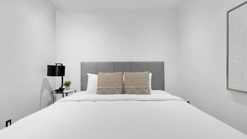 2 chambres, bureau, fer et planche Ă repasser, lit parapluie